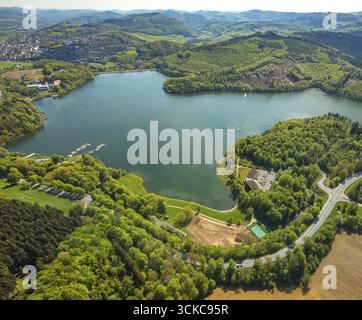 Aus der Vogelperspektive, Hennesee-Staudamm, Stausee im Arnsberger Wald, Baustelle Berghauser Bucht und Erdarbeiten am Strand, Berghausen, Meschede, Sau Stockfoto