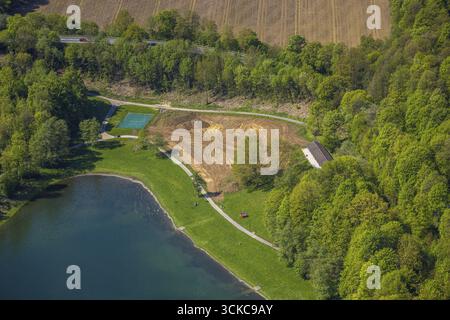 Aus der Vogelperspektive, Hennesee-Staudamm, Stausee im Arnsberger Wald, Baustelle Berghauser Bucht und Erdarbeiten am Badestrand Berghausen, Mesch Stockfoto