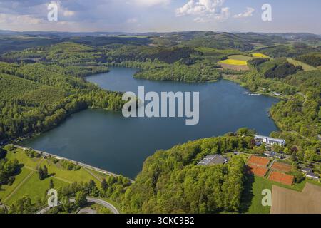Luftaufnahme, Hennesee-Staudamm, Stausee im Arnsberger Wald, Welcome Hotel Meschede/Hennesee, Berghausen, Meschede, Sauerland, Nordrhein-Westfalen Stockfoto