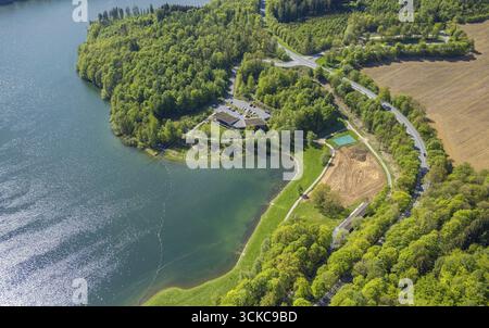 Aus der Vogelperspektive, Hennesee-Staudamm, Stausee im Arnsberger Wald, H1 am See, Baustelle Berghauser Bucht und Erdarbeiten am Badestrand, B Stockfoto