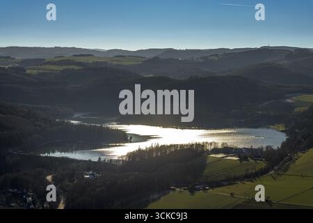 Luftaufnahme, Stausee Hennesee in hügeliger Landschaft, Berghausen, Meschede, Sauerland, Nordrhein-Westfalen, Deutschland, DE, Europa, Luftaufnahme, aer Stockfoto