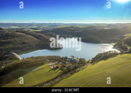 Luftaufnahme, Stausee Hennesee in hügeliger Landschaft, Berghausen, Meschede, Sauerland, Nordrhein-Westfalen, Deutschland, DE, Europa, Luftaufnahme, aer Stockfoto