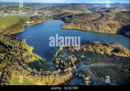 Aus der Vogelperspektive, Stausee und Staumauer des Hennesee in hügeliger Landschaft, Berghausen, Meschede, Sauerland, Nordrhein-Westfalen, Deutschland, DE, Europa, aer Stockfoto