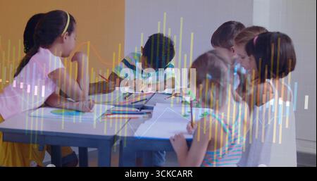 Sieben Klassenkameraden zeichnen und malen im Kunstraum, mit Bleistiften, Buntstiften, Balkendiagramm-Overlay. Kreativ, Zusammenarbeit, lehrreich, lebendig, entwickelt Stockfoto