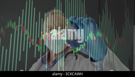 Mit Fläschchen, Oberarzt mit Schutzausrüstung und Stethoskop im Labor, mit Überlagerung von Datendiagrammen. Medizin, Forschung, Gesundheitswesen, Analyse, diagnose Stockfoto