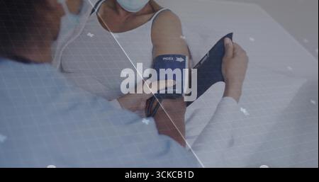Anbringen von Laborbeschichteten Ärztemanschetten am Patientenarm am Untersuchungstisch in der Klinik, Kopierraum. Gesundheit, Wellness, Professionalität, Klinik, Diagnose Stockfoto