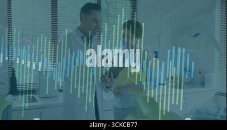 Überprüfen von medizinischen Fachkräften, die Daten im Klinikraum analysieren, mit Tablet und gelbem Ordner. Klinik, Gesundheitswesen, Diagnostik, Technologie, Beratung Stockfoto