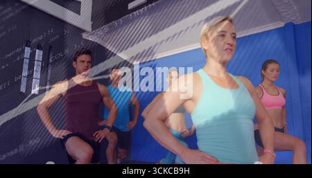 Führende Sportbekleidung-Instruktorin, die Longierende im Fitnessstudio mit Pull-up-Rig führt. Fitness, Kraft, Training, Teamarbeit, Motivation Stockfoto
