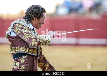 Sevilla, Spanien, 15. August 2007, in der Real Maestranza Stierkampfarena, Sevilla, steht José María Bejarano mit dem Schwert in der Hand bereit und konzentriert sich auf die Vollstreckung der Stierkampfarena Stockfoto