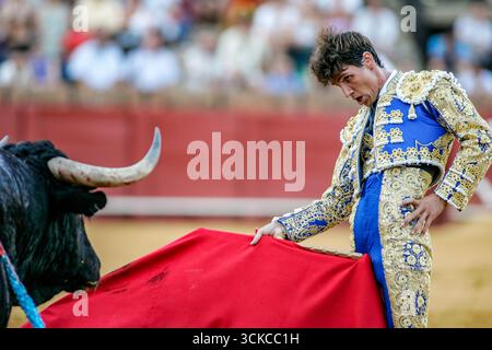 Sevilla, Spanien, 15. August 2007, zeigt Cesar Giron seine Stierkampfkunst auf der Real Maestranza Stierkampfarena in Sevilla und führt anmutig eine Flüssigkeit und einen Reim aus Stockfoto