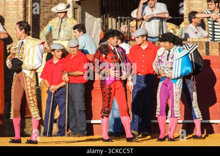 Sevilla, Spanien, 15. August 2007, Matadors und Monosabios treten auf den Sand der echten Maestranza Stierkampfarena in Sevilla und beginnen mit dem traditionellen paseíllo bef Stockfoto