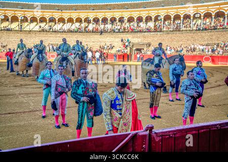 Sevilla, Spanien, 15. August 2007, Matadors, Picadores, und Monosabios versammeln sich feierlich in Real Maestranza und grüßen den Präsidenten vor dem Anti Stockfoto