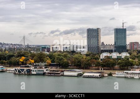 Blick auf das Viertel Novi Beograd (Neubelgrad) über dem Fluss Save in Belgrad, Serbien Stockfoto