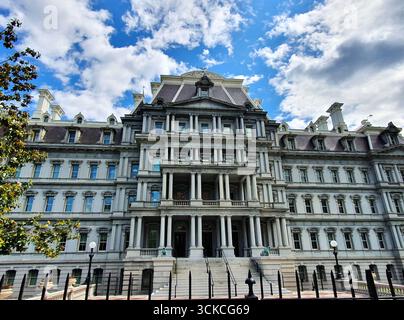 Das historische Eisenhower Executive Office Building beherbergt verschiedene Regierungsbehörden der Vereinigten Staaten auf dem Gelände des Weißen Hauses in Washington, DC. Stockfoto