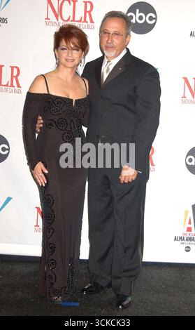 Gloria und Emilio Estefan im Pressesaal der NCLR Alma Awards 2006, die am 7. Mai 2006 im Shrine Auditorium in Los Angeles stattfanden Stockfoto