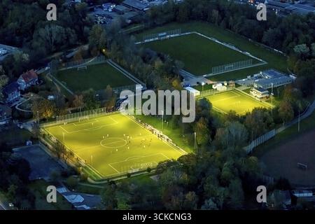 Luftaufnahme, Nachtaufnahme, Fußballspiel im beleuchteten Adolf-Brüehl-Stadion der Sportgemeinschaft Bockum-Hoevel 2013 e.V., umgeben vom Herbst Stockfoto
