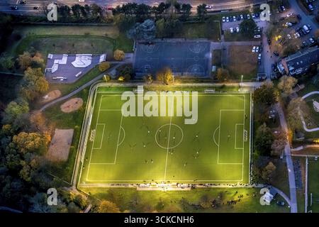 Luftaufnahme, Nachtaufnahme, Fußballspiel im beleuchteten Adolf-Bruehl-Stadion der Sportgemeinschaft Bockum-Hoevel 2013 e.V., umgeben von Herbst Stockfoto
