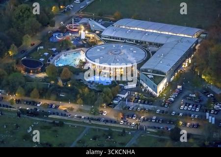 Luftaufnahme, Nachtaufnahme, Maximare Erlebnistherme Bad Hamm GmbH mit Badenden, Zentrum, Hamm, Ruhrgebiet, Nordrhein-Westfalen, Deutschland, Aqua Park, Arch Stockfoto