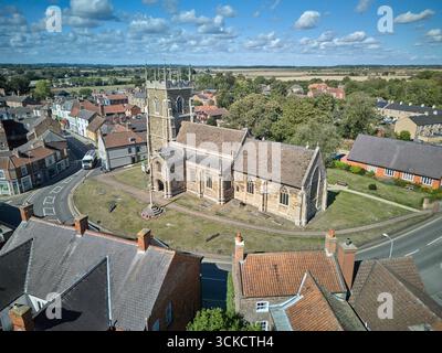 Blick aus der Vogelperspektive auf die St. Wilfrid’s Church in Alford, Lincolnshire, mit historischer Architektur, umliegendem Dorf und malerischer Landschaft. Erfasst Stockfoto