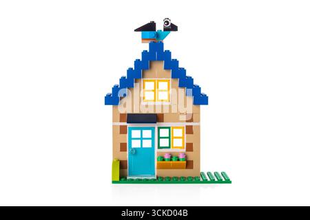 Haus aus klassischen Bausteinen, Haus aus Plastikspielzeug Farbe Ziegeln Studio isoliert auf weißem Hintergrund Stockfoto