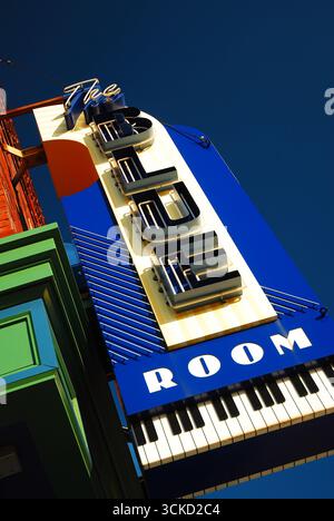 Kansas City, MO, USA 3. November 2008 über einem Jazz- und Musik-Nachtclub im historischen Viertel 19th and Vine von Kansas CIT hängt Ein Piano-Design Stockfoto