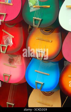 Los Angeles, CA, USA 19. Februar 2007 Miniatur- und Spielzeuggitarren werden am El Pueblo Market Stand in Los Angeles verkauft Stockfoto