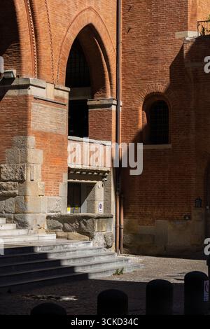 Backsteingebäude mit Bogenfenstern und Steintreppen Stockfoto