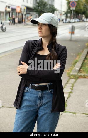 Porträt einer modernen 30-jährigen Frau in der Stadt. Stockfoto