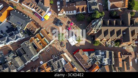 Blick aus der Vogelperspektive, Stadtzentrum mit Sixtuskirche und Marktplatz mit Marktbrunnen, Catering im Freien mit Sonnenschirmen, Haltern-Stadt, Haltern am See, Stockfoto