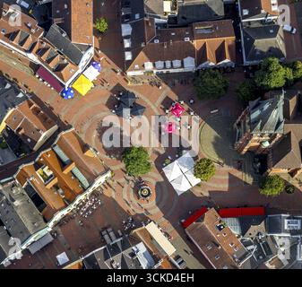 Blick aus der Vogelperspektive, Stadtzentrum mit Sixtuskirche und Marktplatz mit Marktbrunnen, Catering im Freien mit Sonnenschirmen, Haltern-Stadt, Haltern am See, Stockfoto