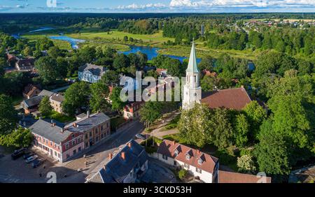 Aus der Vogelperspektive der lutherischen Kirche St. Katharina in Kuldīga, einer Stadt am Fluss in der kurländischen Region Lettlands im Baltikum Stockfoto