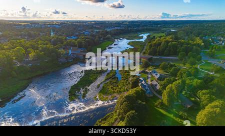 Aus der Vogelperspektive auf die Backsteinbrücke neben Venta Rapid (Ventas rumba), dem breitesten Wasserfall Europas in Kuldīga, einer Stadt am Flussufer in Courlan Stockfoto