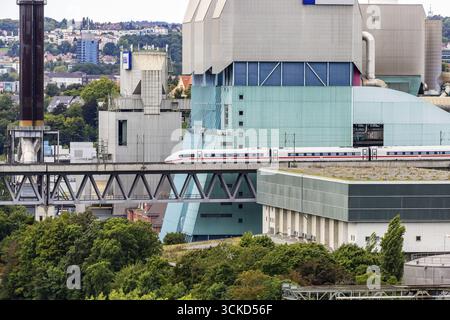 Die Deutsche Bahn AG ICE unterwegs auf der Schusterbahn bei Stuttgart. Eisenbahnviadukt Stuttgart-Münster mit Blockheizkraftwerk der EnBW, E Stockfoto