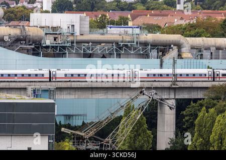 Die Deutsche Bahn AG ICE unterwegs auf der Schusterbahn bei Stuttgart. Eisenbahnviadukt Stuttgart-Münster mit Blockheizkraftwerk der EnBW, E Stockfoto