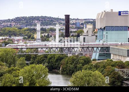 Die Deutsche Bahn AG ICE unterwegs auf der Schusterbahn bei Stuttgart. Eisenbahnviadukt über den Neckar in Stuttgart-Münster mit Kraft-Wärme-Kopplung Stockfoto