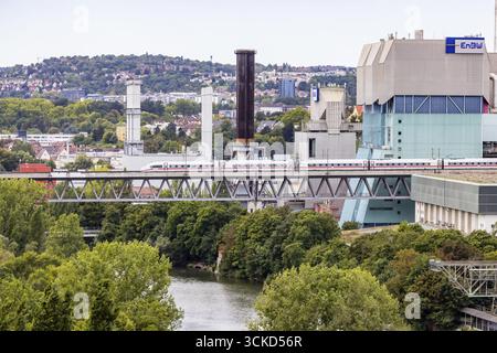 Die Deutsche Bahn AG ICE unterwegs auf der Schusterbahn bei Stuttgart. Eisenbahnviadukt über den Neckar in Stuttgart-Münster mit Kraft-Wärme-Kopplung Stockfoto