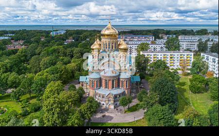 Aus der Vogelperspektive der St. Nikolaus Marinekathedrale in Karosta, einem alten Viertel der sowjetischen Marine in der Stadt Liepāja, Lettland Stockfoto