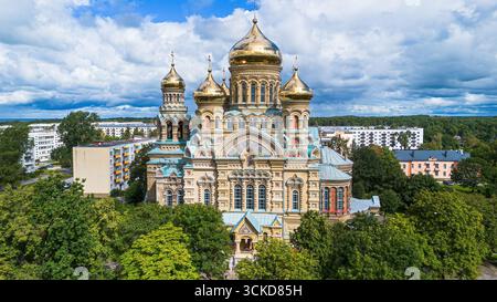 Aus der Vogelperspektive der St. Nikolaus Marinekathedrale in Karosta, einem alten Viertel der sowjetischen Marine in der Stadt Liepāja, Lettland Stockfoto