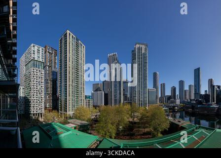 Ein Bild der modernen Apartments und Büros auf der Isle of Dogs und Canary Wharf. Stockfoto