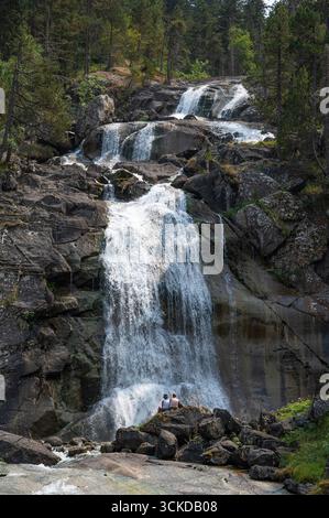 Erkunden Sie die wunderschönen Wasserfälle in Pont d'Espagne in Cauterets, Pyrenäen an einem Sommertag Stockfoto