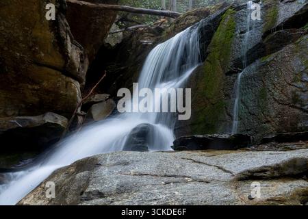 Ein Wasserfall fließt über die Felsen in den Blue Ridge Mountains in North Carolina. Stockfoto