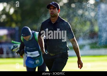Wentworth Club, London, Großbritannien. September 2025. Die BMW PGA Championship Runde 1; Aaron Rai aus England macht sich auf den Weg ins 1. Loch Credit: Action Plus Sports/Alamy Live News Stockfoto