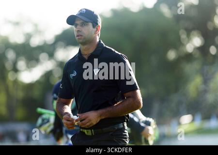 Wentworth Club, London, Großbritannien. September 2025. Die BMW PGA Championship Runde 1; Aaron Rai aus England macht sich auf den Weg ins 1. Loch Credit: Action Plus Sports/Alamy Live News Stockfoto
