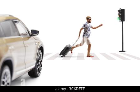 Profilaufnahme eines männlichen Touristen, der am Flughafen auf weißem Hintergrund läuft Stockfoto