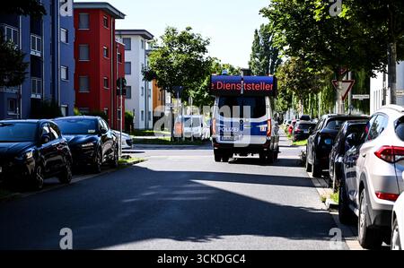 Berlin, Deutschland. September 2025. Ein Lautsprecherwagen fährt ein Wohngebiet in Adlershof im Stadtteil Treptow-Köpenick. Tausende von Menschen im Südosten Berlins sind noch immer ohne Macht - zum dritten Tag in Folge. Quelle: Britta Pedersen/dpa/Alamy Live News Stockfoto