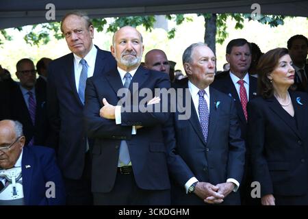 11. September 2025, New York City, New York: Gedenkfeier zum 24. Jahrestag 9/11. 11. September 2025, New york, usa: (L-r) howard Lutnick, us-Handelsminister mike bloomberg. Geschäftsmann und ehemaliger Bürgermeister von New york City, kathy hochul, Gouverneur von New york und Ehemann william j. Hochul jr, Gouverneur phil murphy von New Jersey und Frau tammy murphy anlässlich der Gedenkfeier zum 24. Jahrestag 9/11 findet auf der gedenkstätte 9/11 im Welthandelszentrum in Lower manhattan statt. Diese Gedenkfeier erinnert an die 2.983 getöteten Männer, Frauen und Kinder Stockfoto