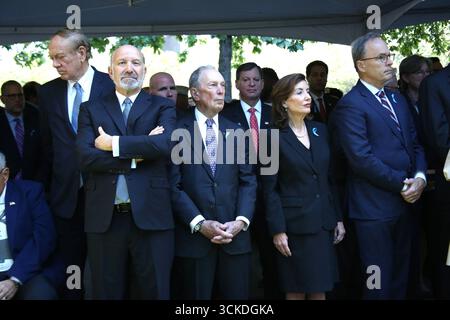11. September 2025, New York City, New York: Gedenkfeier zum 24. Jahrestag 9/11. 11. September 2025, New york, usa: (L-r) howard Lutnick, us-Handelsminister mike bloomberg. Geschäftsmann und ehemaliger Bürgermeister von New york City, kathy hochul, Gouverneur von New york und Ehemann william j. Hochul jr, Gouverneur phil murphy von New Jersey und Frau tammy murphy anlässlich der Gedenkfeier zum 24. Jahrestag 9/11 findet auf der gedenkstätte 9/11 im Welthandelszentrum in Lower manhattan statt. Diese Gedenkfeier erinnert an die 2.983 getöteten Männer, Frauen und Kinder Stockfoto