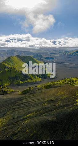 Blick aus der Vogelperspektive auf Islands grüne Ebenen und Berge bei ...