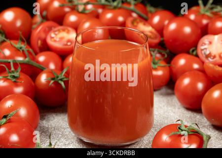 Natürliches Tomatengetränk und rohe Tomaten. Gesunder Lebensstil Stockfoto