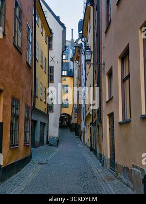 Enge Gassen in Stockholm Gamla Stan mit historischen mittelalterlichen Gebäuden, Kopfsteinpflasterstraße Stockfoto